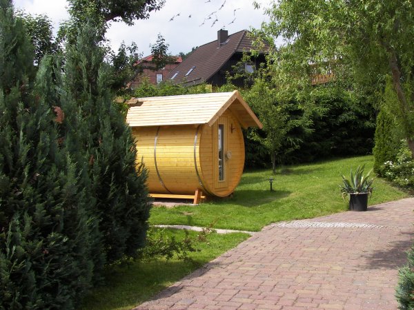 Holzfasssauna Saunafass mit Elektro-Ofen,  Fasssauna mit Lärchen Volholz Dach